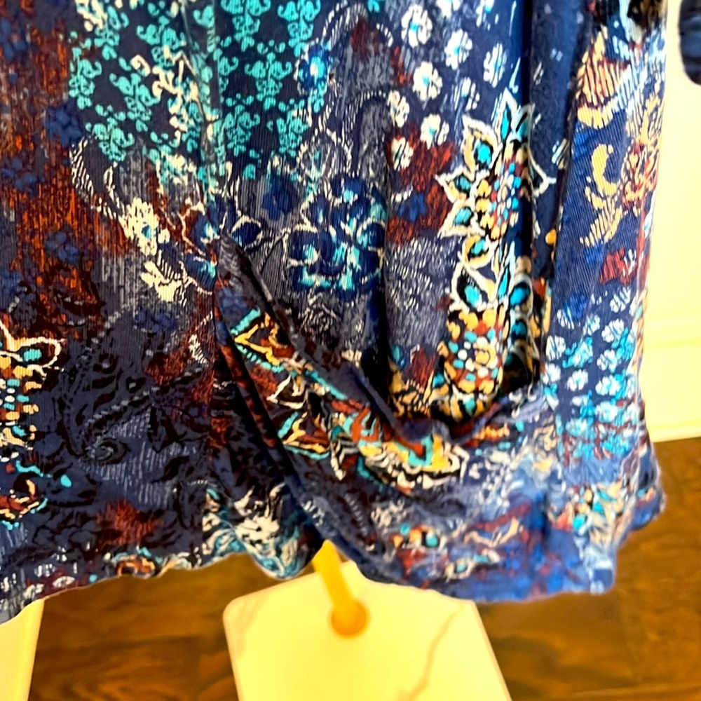 chelsea Studio Blue Floral Lace Hi-Low Tunic Top with pockets Sz M - Picture 6 of 7